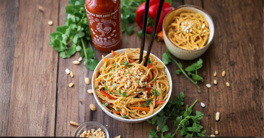 what is a sriracha – Vifon noodles and sriracha hot sauce